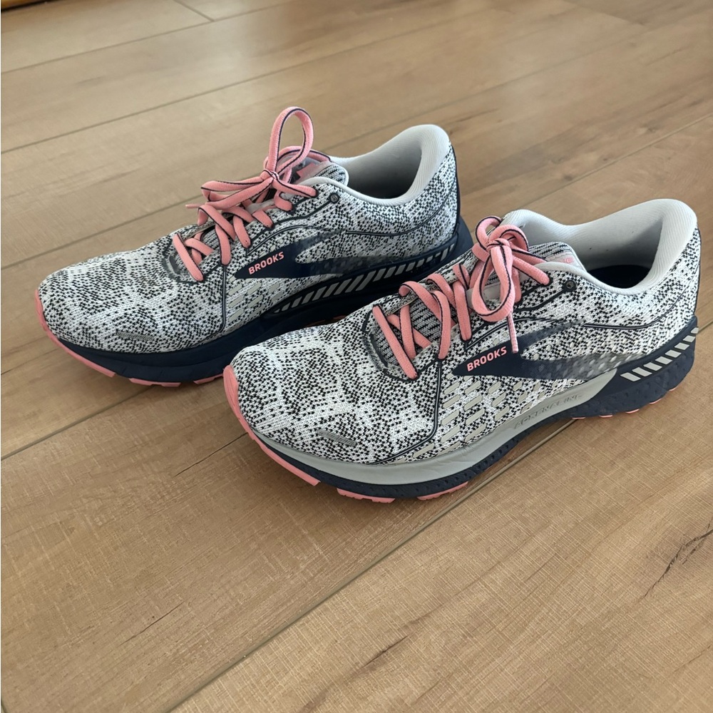 Women’s Brooks Adrenaline GTS 21 - EUC